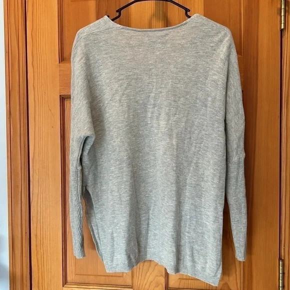 Aritzia Babaton Baylor Wool V-Neck Long Sleeve Grey Sweater Size XXS/XS - Picture 3 of 7